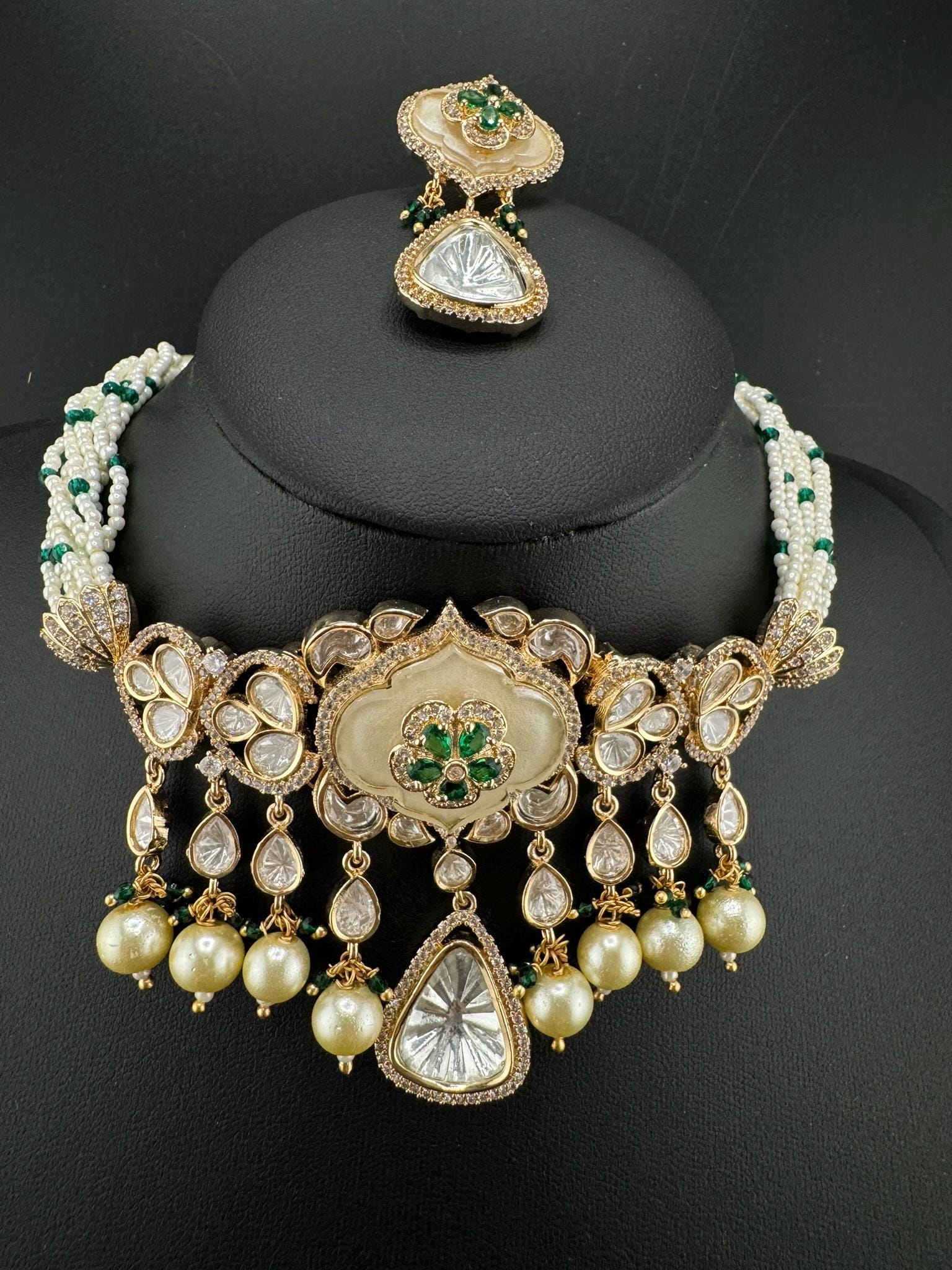 Tyaani Inspired Premium fusion Necklace Choker ser with HQ kundan, Mother of Pearls, pearls