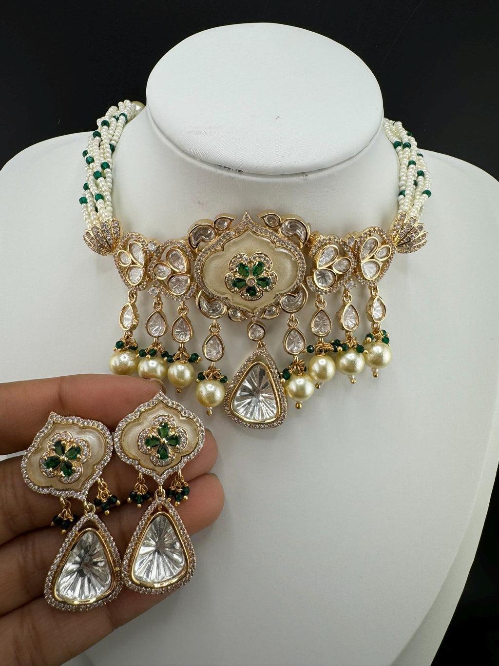 Tyaani Inspired Premium fusion Necklace Choker ser with HQ kundan, Mother of Pearls, pearls