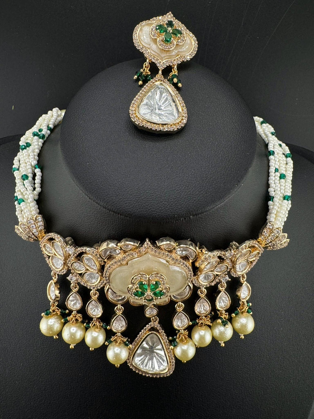 Tyaani Inspired Premium fusion Necklace Choker ser with HQ kundan, Mother of Pearls, pearls