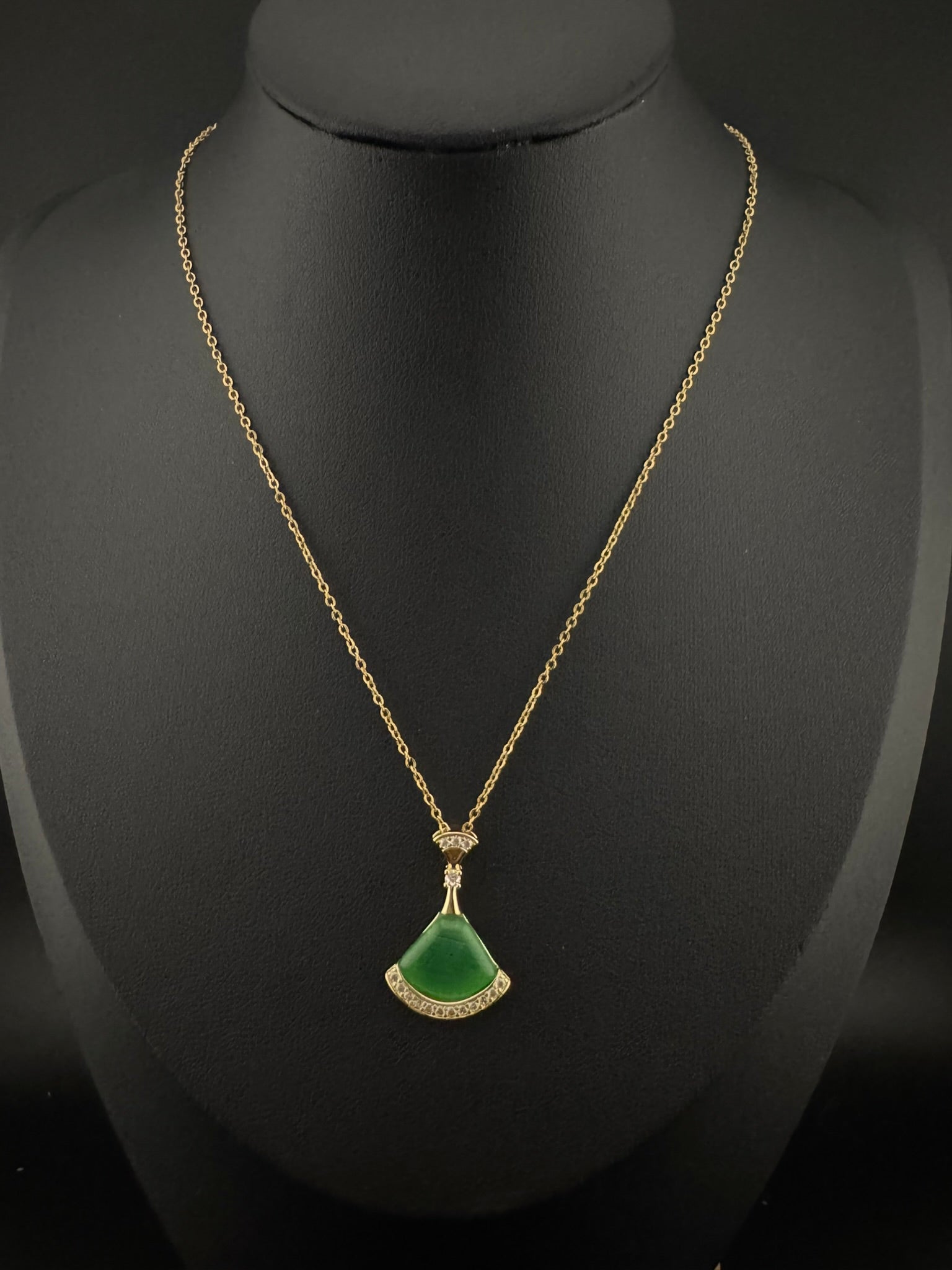 Anti-Tarnish Water resistant 18K Gold color plated Brand Inspired necklace with MOP