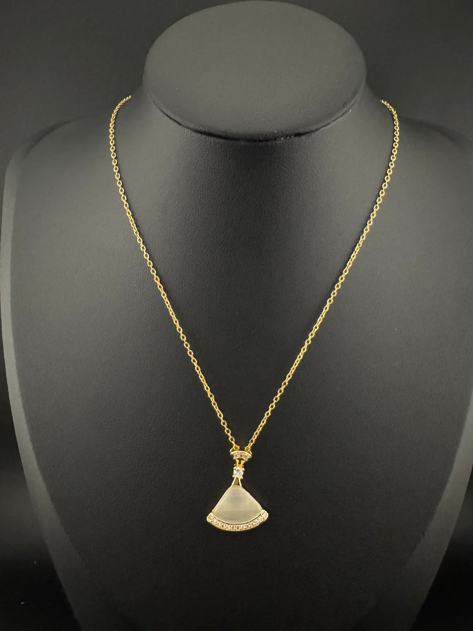 Anti-Tarnish Water resistant 18K Gold color plated Brand Inspired necklace with MOP