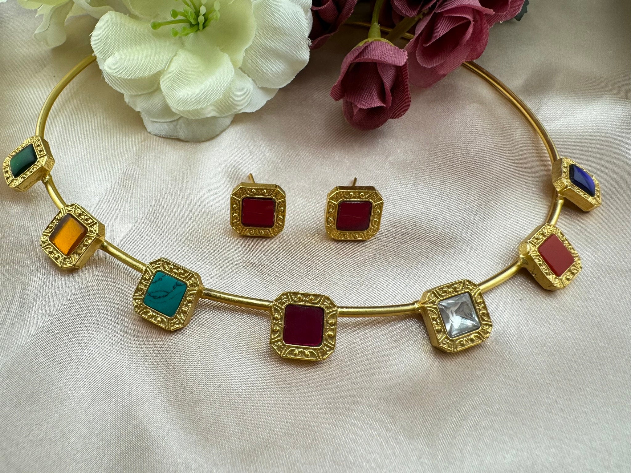 Premium Quality Multicolor stone, Kundan Matt Gold Hasli Necklace with studs earring/Indian jewelry/Sleek Necklace set/Bridesmaids gift