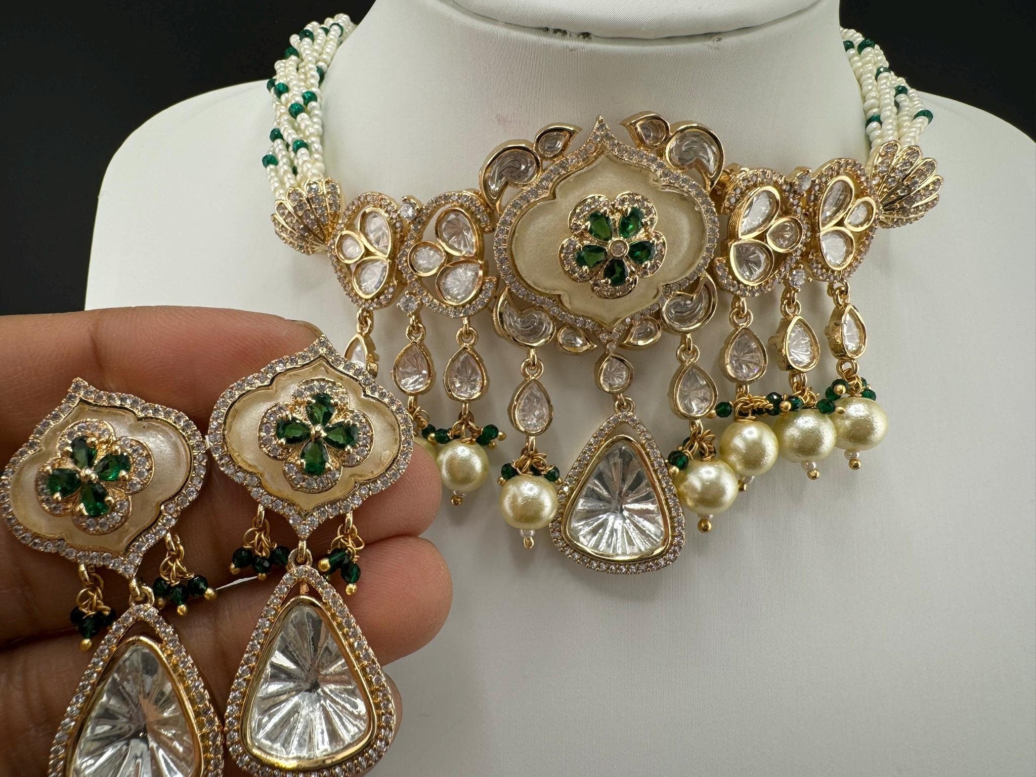Tyaani Inspired Premium fusion Necklace Choker ser with HQ kundan, Mother of Pearls, pearls