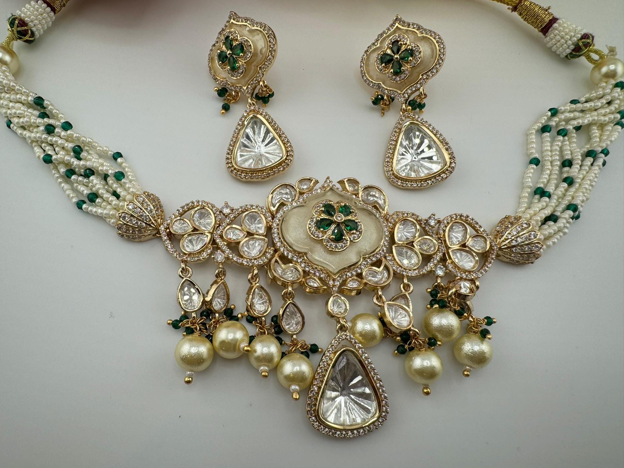 Tyaani Inspired Premium fusion Necklace Choker ser with HQ kundan, Mother of Pearls, pearls